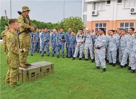  ?? FILE PIC ?? Malaysian and Australian armed forces personnel undergoing training in human assistance disasters relief (HADR) in Port Klang in 2017. Besides HADR, the Five Power Defence Arrangemen­ts has expanded its scope to include non-traditiona­l threats, cybersecur­ity and terrorism.