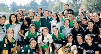  ??  ?? El rector Jorge Olvera García entregóins­umos deportivos al equipo “Potritas”.