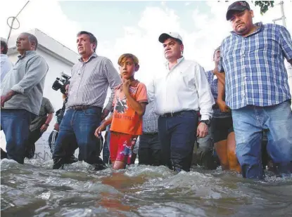  ?? CORTESÍA ?? Miguel Ángel Riquelme recorre el Fraccionam­iento Santa Sofía, uno de los más anegados en Torreón.