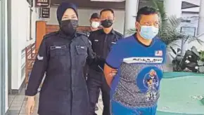  ?? (Foto Meor Riduwan Meor Ahmad/bh) ?? Hasrina dibawa keluar dari Mahkamah Majistret Melaka, semalam.