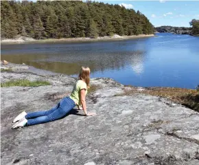  ??  ?? Yoga på qi gong-klipporna i öster.