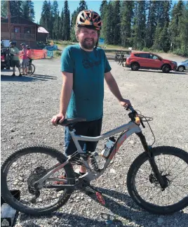 ?? HANDOUT PHOTO ?? Remko Schrik poses with his Knolly Warden mountain bike, which was stolen but then recovered thanks to 529 Garage.