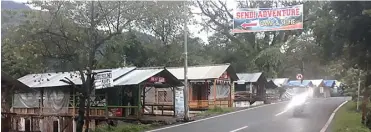  ?? IMRON ARLADO/JAWA POS RADAR MOJOKERTO ?? TEMPAT BERISTIRAH­AT: Sepeda motor melintas di deretan warung di Desa Sendi, Pacet, Mojokerto, Jumat lalu (26/1).