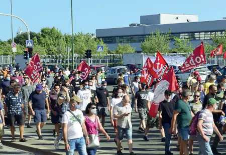  ??  ?? Arrabbiati La protesta dei lavoratori della Gkn davanti alla fabbrica di Campi Bisenzio, dopo l‘annuncio dei 422 licenziame­nti. Domani è previsto uno sciopero (Ruggeri/ Sestini)