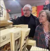  ?? ?? Claude et Gérard, Saint-Jeannet : « Tous les ans, on est là. C’est notre petit plaisir. On déguste du vin, on goûte les différents produits. Cette année, on a commandé du foie gras à l’avance et on va passer le récupérer au stand. Les figues fourrées au foie gras, c’est un délice ! Vous pouvez même les congeler jusqu’à Noël. Puis il y a aussi un super stand de sauces aux cèpes. Il y a vraiment de très bonnes choses. »