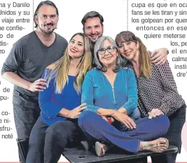  ??  ?? Los hermanos
Parra se reunieron con su mamita Cachita en el Día de la Madre.