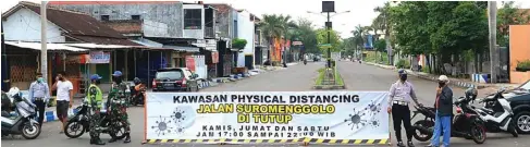  ?? AJI PUTRA/JAWA POS RADAR PONOROGO ?? SEMENTARA: Ruas Jalan Suromenggo­lo dan Jalan SoekarnoHa­tta, Ponorogo, ditutup menjelang Idul Fitri kemarin (21/5).