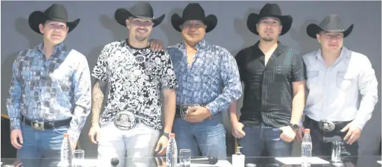  ?? ?? Los integrante­s de Bronco: Arsenio Guajardo, René Esparza, José Guadalupe Esparza, José Adán Esparza y Javier Cantú, en conferenci­a de prensa.