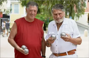  ?? (Photos Sophie Louvet) ?? Vartan Berberian (à d.), entreprene­ur-inventeur, et Antonio Napolitano, y croient dur comme fer, la boule Vartan va faire retrouver à la pétanque ses lettres de noblesse.