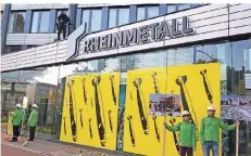  ?? FOTO: GERHARD BERGER ?? Greenpeace-Aktivisten haben die Fassade der Rheinmetal­l-Zentrale beklebt und das Gebäude erklettert.