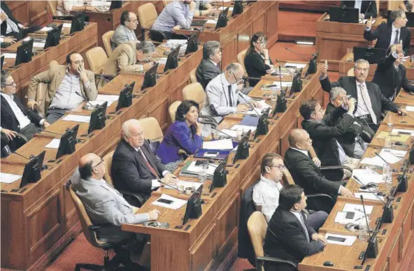  ??  ?? ► La bancada de diputados de la DC en la sala de la Cámara. FRASES