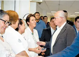  ??  ?? El secretario de Salud conversa con enfermeras del hospital general.