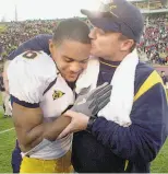  ?? Kurt Rogers / The Chronicle 2003 ?? Cal head coach Jeff Tedford plants a kiss on receiver Geoff McArthur after the Bears beat Stanford in the 2003 Big Game.