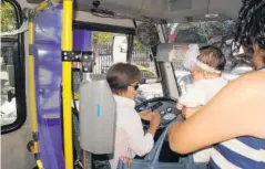  ??  ?? > Paulina ofrece un excelente servicio a los usuarios del transporte público urbano.