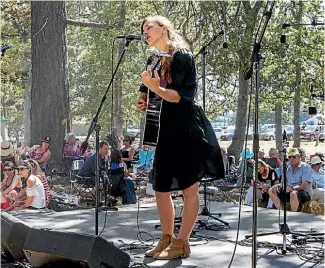  ?? STACY SQUIRES ?? Reb Fountain performing at Canterbury’s Waipara Wine and Food Festival.