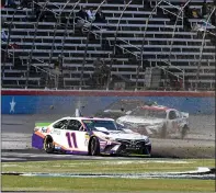  ?? [AP/LARRY
PAPKE] ?? This detour through the grass at Texas Motor Speedway might
have cost Denny Hamlin a championsh­ip opportunit­y.