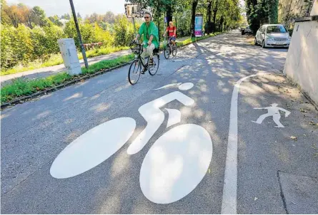  ?? BILD: SN/ROBERT RATZER ?? Vorrang haben Radfahrer auf Fahrradstr­aßen wie hier an der Salzach in der Stadt Salzburg.