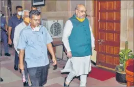  ??  ?? Union home minister Amit Shah and Delhi chief minister Arvind Kejriwal arrive for a meeting on the Covid-19 situation in the national capital on Sunday.
PTI