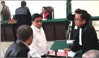  ?? ARIF MASHUDI/JAWA POS RADAR BROMO ?? PEMBUKTIAN: Dimas Kanjeng Taat Pribadi saat berkonsult­asi dengan penasihat hukumnya, Muhammad Sholeh (kanan).