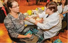  ?? Foto: Peter Fastl ?? Zwei Röhrchen mit Blut wurden Petra Felber bei der Typisierun­gsaktion für Gerhard Zinnecker abgenommen.