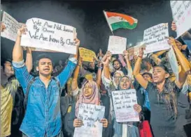  ?? SATYABRATA TRIPATHY/HT PHOTO ?? ■
People protest against CAA at Carter Road in Mumbai on Wednesday.