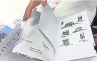  ??  ?? El libro de artista es una de las materias que crea Alejandra España, quien estudió en La Esmeralda.