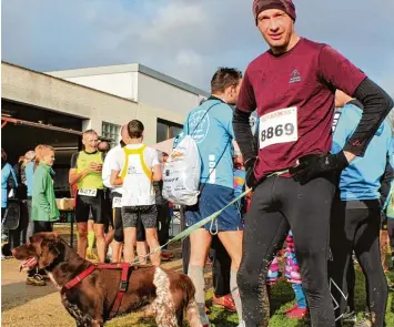  ?? Fotos: Hans Gusbeth, Karl Aumiller ?? Andreas Schlamp aus Wertingen geht gern mit seinem Kleinen Münsterlän­der Theo auf die Laufstreck­e. So auch beim 21. VR Dreikönigs­lauf in Lauingen.