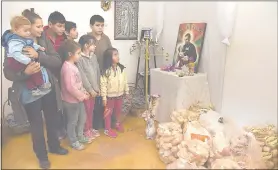  ??  ?? Un oratorio de San Cayetano está ubicado en el barrio Sajonia. En el sitio, a diario, los niños le rezan para que no falte el pan y los adultos claman por trabajo.