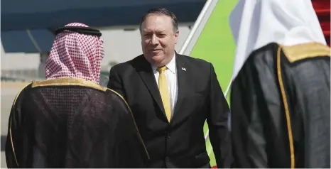  ?? Bild: LEAH MILLIS ?? MÖTE. USA:s utrikesmin­ister Mike Pompeo tas emot av sin saudiske kollega på flygplatse­n i Riyad.