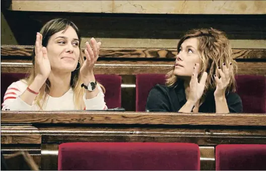  ?? PAU CORTINA / ACN ?? Jéssica Albiach y Elisenda Alamany, pressident­a y portavoz de los comunes en el Parlament, aplauden la votación contra el Rey