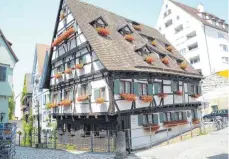  ?? FOTO: ANDREAS BRÜCKEN ?? Das Fischervie­rtel ist bei Urlaubern beliebt, vor allem das „ Schiefe Haus“. Doch der Fokus mancher Gäste verändert sich. Und auch nach Neu-Ulm wollen die Tourismus- Werber der UNT Reisende locken.