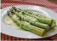  ??  ?? Grüner Spargel in Butter gedünstet