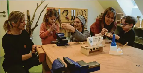  ?? Foto: Reinhold Radloff ?? Die Werkstatt im Don Bosco Kindergart­en Schwabegg, wo kreativ gearbeitet wird. Unser Foto zeigt: (von links) Nicole Fronius, Claudia Huemer und Barbara Angerstein mit zwei Kindern.