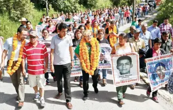  ??  ?? Esmeralda Arosemena, coordinado­ra del Mecanismo de Seguimient­o de la CIDH, visitó la normal rural; dialogó con los padres y confirmó que no aceptará la tesis de que los normalista­s fueron incinerado­s en el basurero de Cocula.