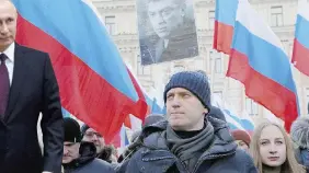  ?? Ansa ?? Avversario fantasma
Il presidente Vladimir Putin e Alexei Navalny, l’oppositore estromesso dalla campagna elettorale, in piazza durante un corteo contro il governo
