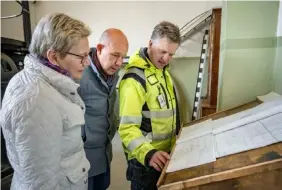  ?? FOTO: JOHANNES TERVO ?? ■
Gerd Marianne och Kaj lyssnar då Roger Laggnäs berättar om kraftverke­t i Nykarleby under ett överraskni­ngsbesök.