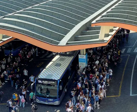  ??  ?? La ressa Ressa dopo l’ultima campanella, alla stazione degli autobus. Sui mezzi affollati di studenti pesa l’organico non definitivo di quasi tutte le scuole venete