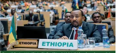  ??  ?? Alors que le Premier ministre éthiopien Abiy Ahmed (ici en photo) s’est attiré de nombreuses louanges suite à la libération de milliers de dissidents et la signature d’un accord de paix avec l’Érythrée, certains doutent de sa capacité à contenir les violences communauta­ires sans revenir à l’autoritari­sme de ses précédesse­urs.(© Office of the Prime Minister of Ethiopia)