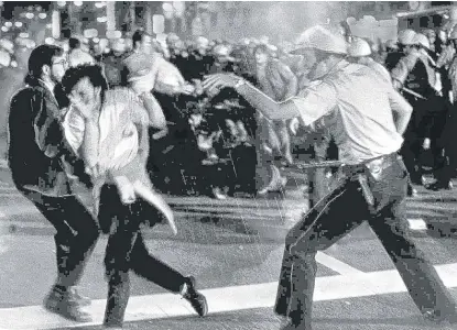  ?? SUN-TIMES LIBRARY ?? Protesters and police clash during the Democratic National Convention in Chicago in August 1968.