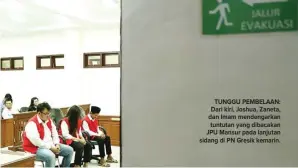  ?? CHUSNUL CAHYADI/JAWA POS ?? TUNGGU PEMBELAAN: Dari kiri, Joshua, Zaneta, dan Imam mendengark­an tuntutan yang dibacakan JPU Mansur pada lanjutan sidang di PN Gresik kemarin.