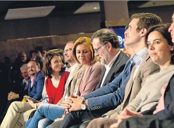  ?? KIM MANRESA ?? Andrea Levy, Javier Maroto, María Dolores de Cospedal, Mariano Rajoy, Pablo Casado y Soraya Sáenz de Santamaría en el acto de ayer