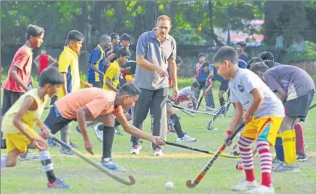  ?? DEEPAK GUPTA/HT ?? Rashid Aziz Khan (centre) during a training session at the CB Gupta Ground in Lucknow on Thursday. ■