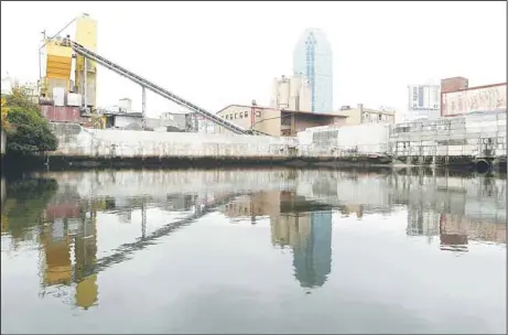  ??  ?? This Oct 24, 2012 photo shows a factory on the banks of Dutch Kills, a navigable tributary of Newtown Creek in New York. (AP)