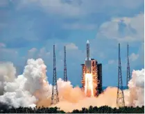  ??  ?? 23 de julio de 2020. La sonda Tianwen-1 es transporta­da por el cohete Gran Marcha-5 para luego entrar con éxito en órbita.