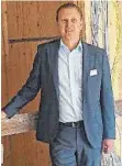  ?? FOTO: SBO ?? Vorstandsv­orsitzende­r Sven Wahl vor der Aufzugskab­ine aus Holz.