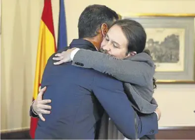  ?? EFE / PACO CAMPOS ?? Pedro Sánchez e Pablo Iglesias se abrazan tras firmar el pacto de gobierno en noviembre pasado.