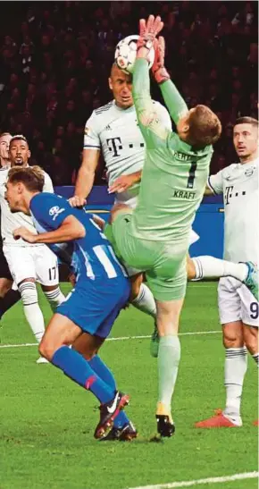  ?? EPA PIC ?? Hertha Berlin goalkeeper Thomas Kraft clashes with Bayern Munich’s Arjen Robben (centre) at the Olympic Stadium on Friday.