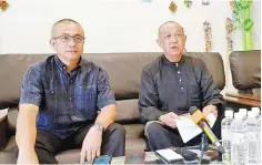  ?? — Bernama photo ?? Sabah’s government-linked company,Asian Supply Base chief executive officer Datuk Harris Annuar Tan (right) flanked by Member of Parliament for Labuan Datuk Rozman Isli at a press conference announcing the ASB’s business plan to diversifyi­ng business...