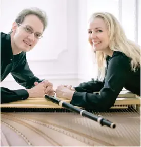  ?? Foto: jaakko Paarvala ?? Aapo Häkkinen spelar på olika klaver medan Pauliina Fred använder flöjten.
