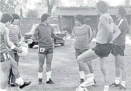  ??  ?? Aquellos tiempos. Maradona y Menotti, rodeados por Oscar Ortiz, Américo Gallego y Rogelio Poncini.